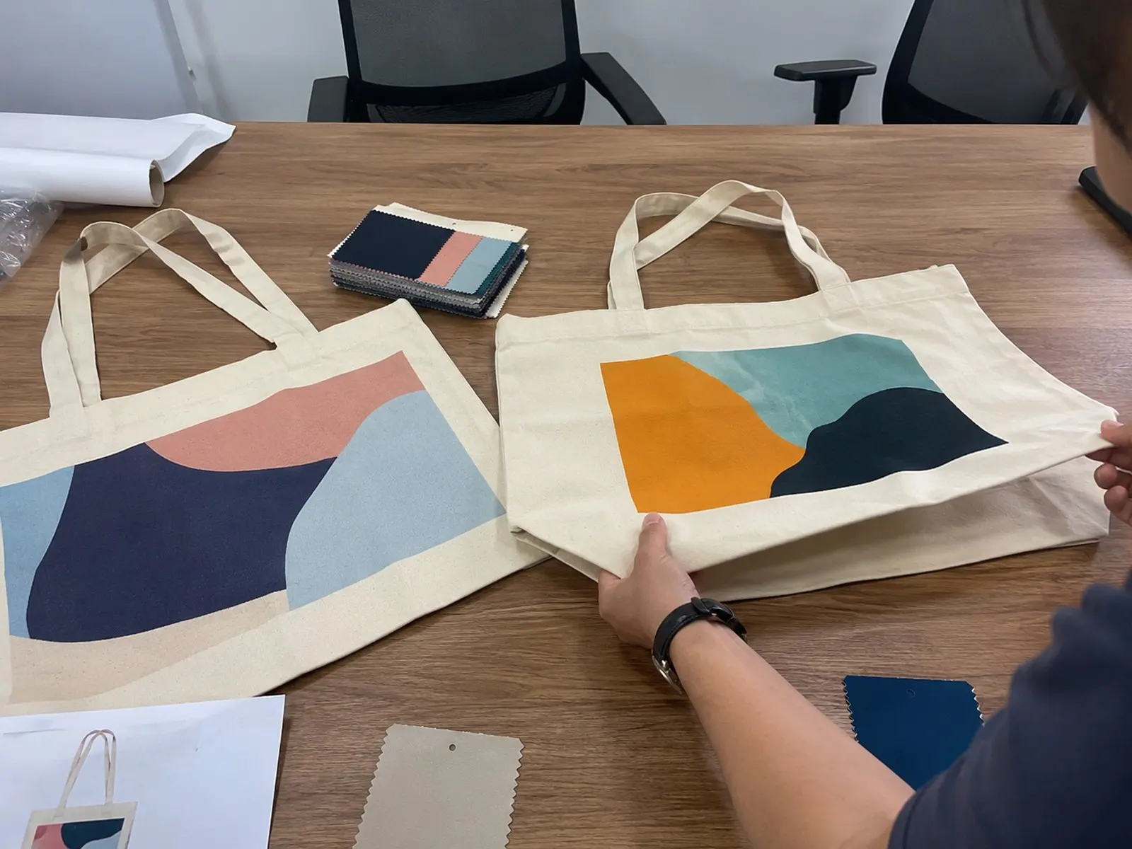 bulk canvas tote bags buyer fit example 2
